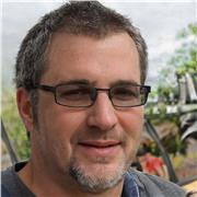 Tutor laureato impartisce lezioni di fisica a studenti del liceo